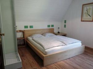 een slaapkamer met een groot bed in een kamer bij Cosy holiday home in Brilon with garden and barbecue in Brilon