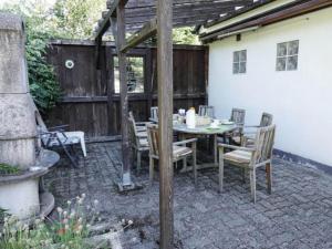 een patio met een tafel en stoelen en een pergola bij Cosy holiday home in Brilon with garden and barbecue in Brilon