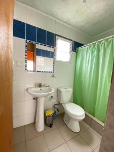 ein Badezimmer mit Toilette und Waschbecken in der Unterkunft Cabañas Pino, Un lindo lugar de descanso in San Antonio + 15 Fotos