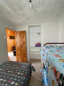 ein Schlafzimmer mit einem Bett und einem Fenster in der Unterkunft Cabañas Pino, Un lindo lugar de descanso in San Antonio