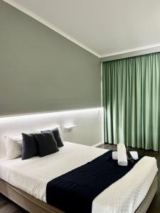 sypialnia z dużym łóżkiem z zieloną zasłoną w obiekcie Banana Hotel Motel w mieście Banana