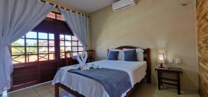 um quarto com uma cama e uma janela grande em Hotel Pousada Sol & Lua em Paracuru mais 37 fotografias