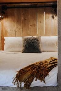 ein Bett mit einer Feder darüber in der Unterkunft Koondrook Glamping Retreat in Koondrook