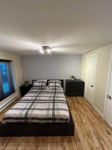 Llit o llits en una habitació de Appartement Condo dans le vieux Québec