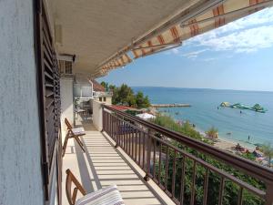波茲塔納的住宿－伊維卡公寓，享有海滩美景的阳台