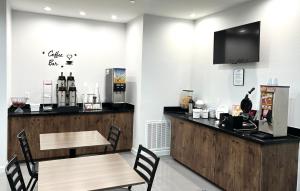 restauracja z ladą, stołem i krzesłami w obiekcie Americas Best Value Inn & Suites Kingwood IAH Airport w mieście Kingwood