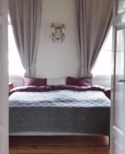 - une chambre avec un lit et une fenêtre dans l'établissement Ronehamn Bed and Breakfast, à Hemse