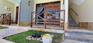 uma casa com um alpendre com uma escada e uma porta em Hotel Pousada Sol & Lua em Paracuru