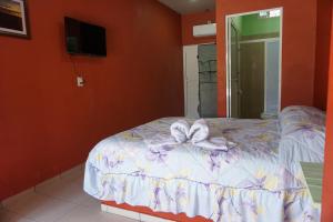 - une chambre dotée d'un lit avec un oriel dans l'établissement Velaria, à Chachalacas