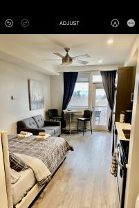 1 dormitorio con 1 cama y sala de estar en Lovely condo located close to downtown/waterfront!, en Kelowna