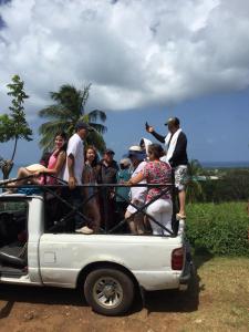 een groep mensen die achterin een truck staan bij Jackson Guest House in Corn Island