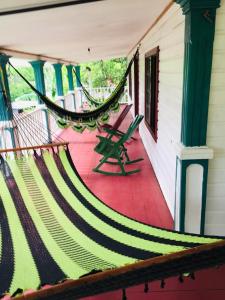 una hamaca en el porche de una casa en Jackson Guest House, en Corn Island