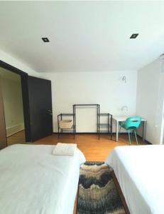 a bedroom with two beds and a table and chairs at Hermosa Habitación con balcon cama mat y litera Polanco in Mexico City