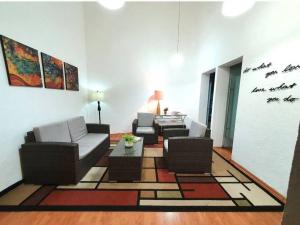 a living room with couches and a table at Hermosa Habitación con balcon cama mat y litera Polanco in Mexico City