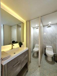 a bathroom with a sink and a toilet at Hermosa Habitación con balcon cama mat y litera Polanco in Mexico City