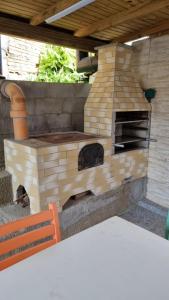 un horno de pizza de ladrillo sentado en un patio en Casa temporada Florianópolis Sul da ilha, en Florianópolis