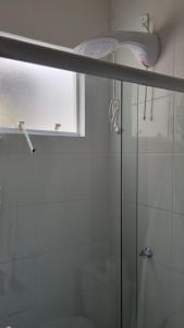 baño con ducha y puerta de cristal en Casa temporada Florianópolis Sul da ilha, en Florianópolis