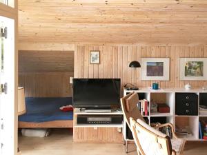 Camera con letto e scrivania con TV di 6 person holiday home in Rødby a Rødby