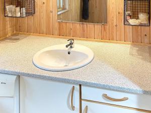 un bancone del bagno con lavandino e specchio di 6 person holiday home in Rødby a Rødby Altre 59 foto