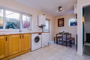 a kitchen with a washing machine and a sink at Contractors and Groups! Free Parking! Large Off Street Driveway! Ideal for Long Stays! in Birmingham