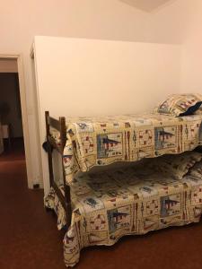 1 dormitorio con 2 camas y edredón en bungalow hotel dollar, en Punta del Este