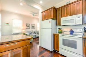 - une cuisine avec des placards en bois et un réfrigérateur blanc dans l'établissement Palm Gardens, à Key West