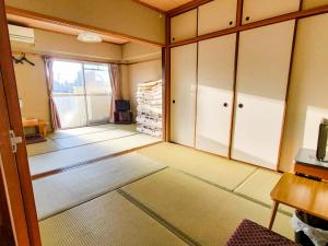 una habitación vacía con una habitación con una habitación en Weekly Hotel Kokura, en Kitakyushu