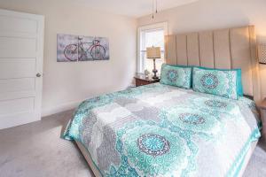 1 dormitorio con 1 cama y una bicicleta en la pared en The Bike Path House! Cozy 2 BR w/ Fireplace, en Charles City