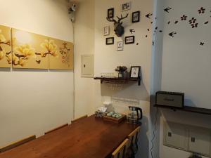 金寧鄉的住宿－湖下海景民宿，一间设有木桌和墙上照片的房间