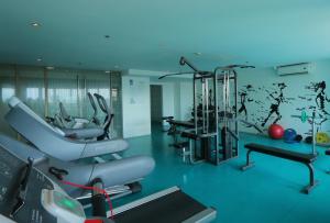 KL Serviced Residences Managed by HII في مانيلا: صالة ألعاب رياضية مع معدات ممارسة الرياضة في الغرفة