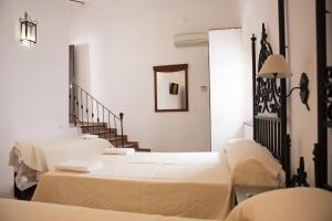 Postel nebo postele na pokoji v ubytování Hostal Palacio del Corregidor + 29 fotografií