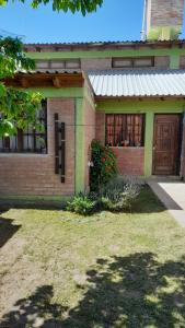 una casa de ladrillo con una puerta y un patio en Cabañas Akasha, en San Rafael