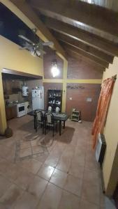 Una cocina con una mesa y sillas en una habitación. en Cabañas Akasha, en San Rafael