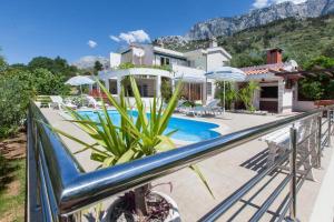 Fotografia z galérie ubytovania Family friendly house with a swimming pool Makarska - 19796 v destinácii Makarska