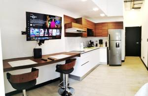 Tijax 10 apartamento en zona 10 في غواتيمالا: مطبخ مع كونتر وثلاجة