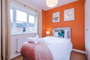 Un pat sau paturi într-o cameră la 3 Bedroom! 3 Toilets! Contractors and Groups! Free Parking! Driveway! NEW BUILD HOUSE!