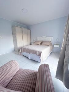 1 dormitorio con 1 cama y suelo de baldosa blanca en COMPLEJO ECHAGUE en San Juan