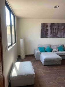 a living room with a couch and a table at PRECIOSA CASA NUEVA UNA PLANTA NAMASTE in Tlaxcala de Xicohténcatl