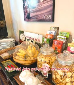 um balcão com um monte de comida em frascos em Wualai Sabaidee em Chiang Mai