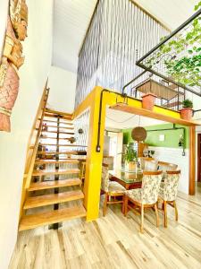 Ruang duduk di Casa de Praia, alto padrão, estilo industrial, 50 metros do mar.
