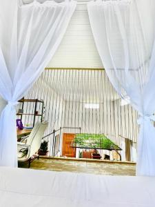 Ruang duduk di Casa de Praia, alto padrão, estilo industrial, 50 metros do mar.