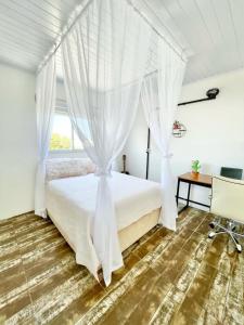 Katil atau katil-katil dalam bilik di Casa de Praia, alto padrão, estilo industrial, 50 metros do mar. +13 gambar