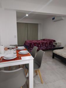 Habitación con mesa, sillas y cama en Mirador La Viña en Salta