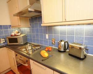 A kitchen or kitchenette at PREMIER SUITES Bristol Redcliffe 