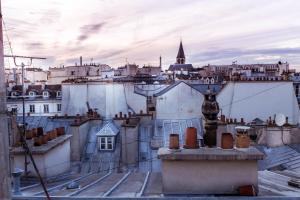 uma vista para uma cidade a partir do telhado de um edifício em Grand Hôtel de L'Univers Saint-Germain em Paris