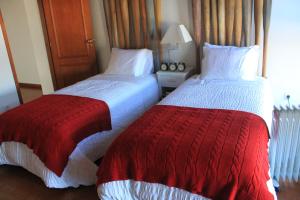 two beds sitting next to each other in a bedroom at SaberAmar Charme in Aveiro