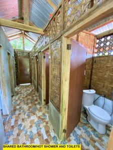 łazienka z toaletą w pokoju w obiekcie Forest Camp El Nido w mieście El Nido