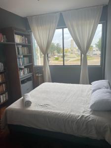 Un pat sau paturi într-o cameră la Violeta Plaza