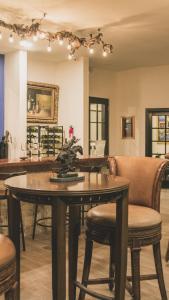 una sala da pranzo con tavolo e sedie di Palazzo del Valle, Alojamiento y Desayuno a Valle de Guadalupe
