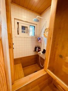 a small bathroom with a shower in a room at bebe angpang 2 in Seogwipo